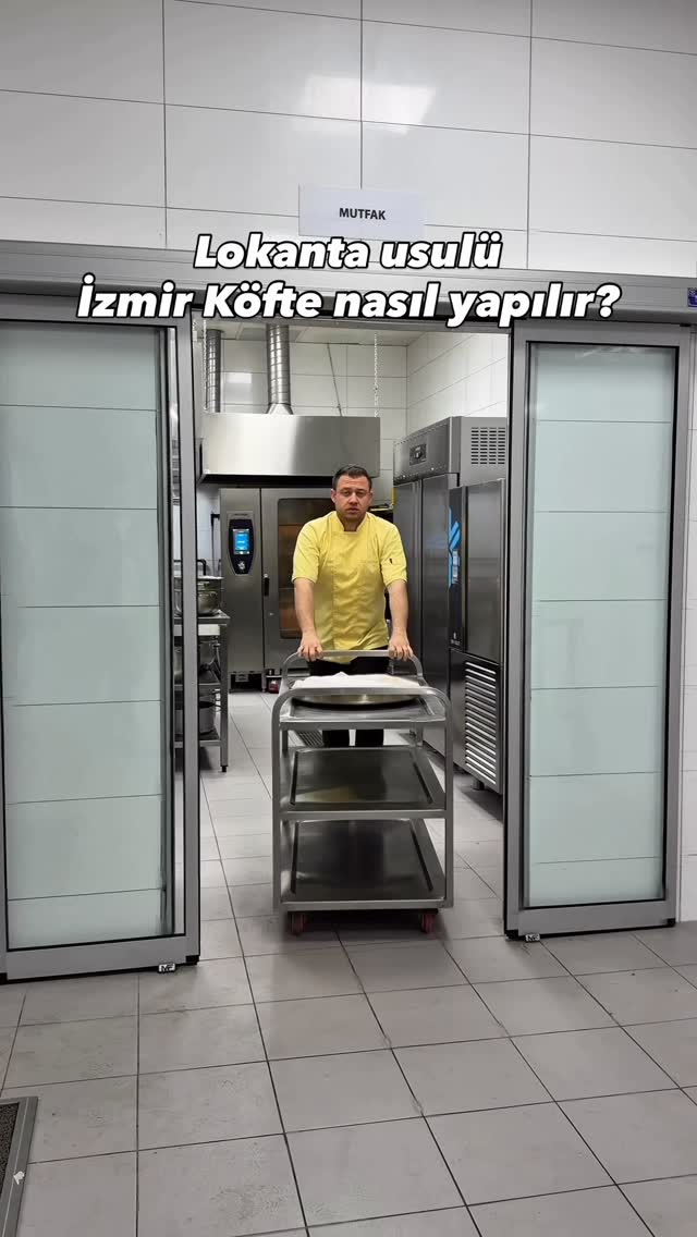 Lokanta usulü İzmir Köfte yapıyoruz 🤓 1 porsiyonunda 200gr Kıyma bulunan İzmir Köftelerimiz fırında …