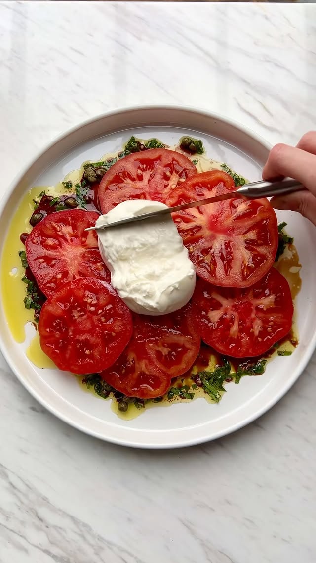 Burrata & Tomato with Balsamic Caper Dressing 🍅🧀✨ (via: @oneplategirluk) Simple, fresh, and absolute…