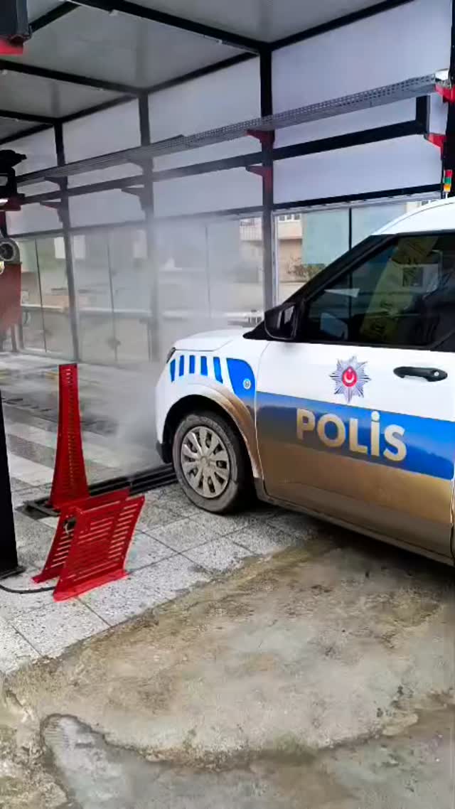 Temassız araç yıkama makinamızda, alt şase yıkama işlemi..