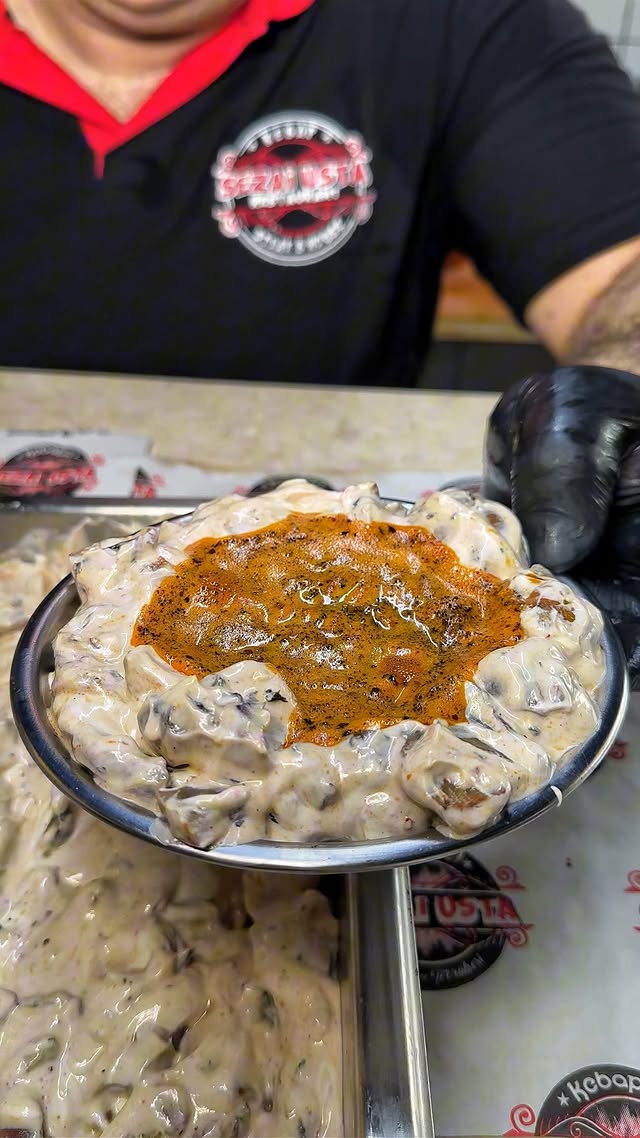 Közün En Lezzetli Hali: Çam Fıstıklı Mantar! 🔥 Mangal ateşinde islenen mantarlar, köz sarımsak ve sü…