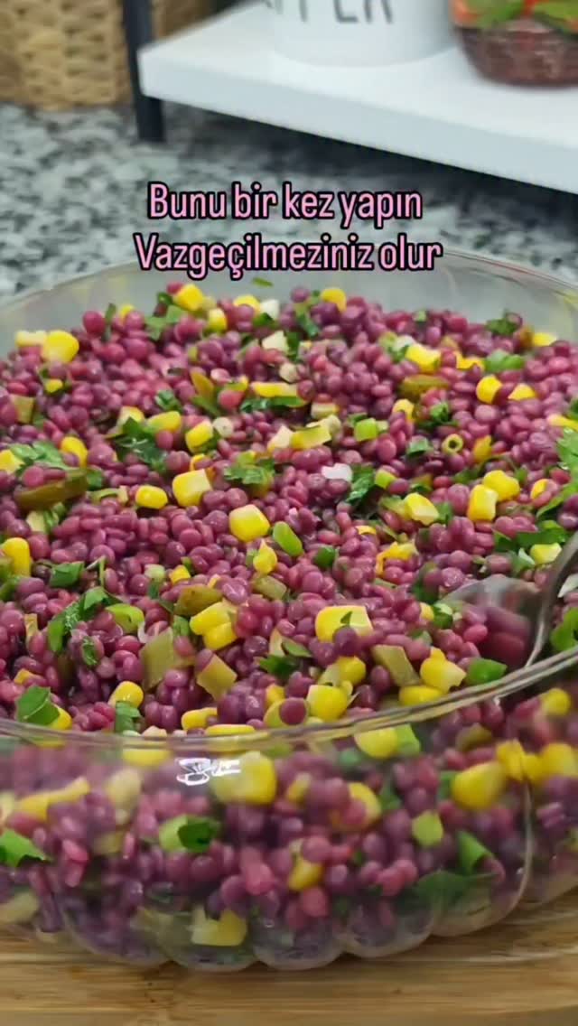 Muhteşem bir salata tarifi özellikle davet masalarınızda göz dolduracak bir salata mutlaka denemek i…