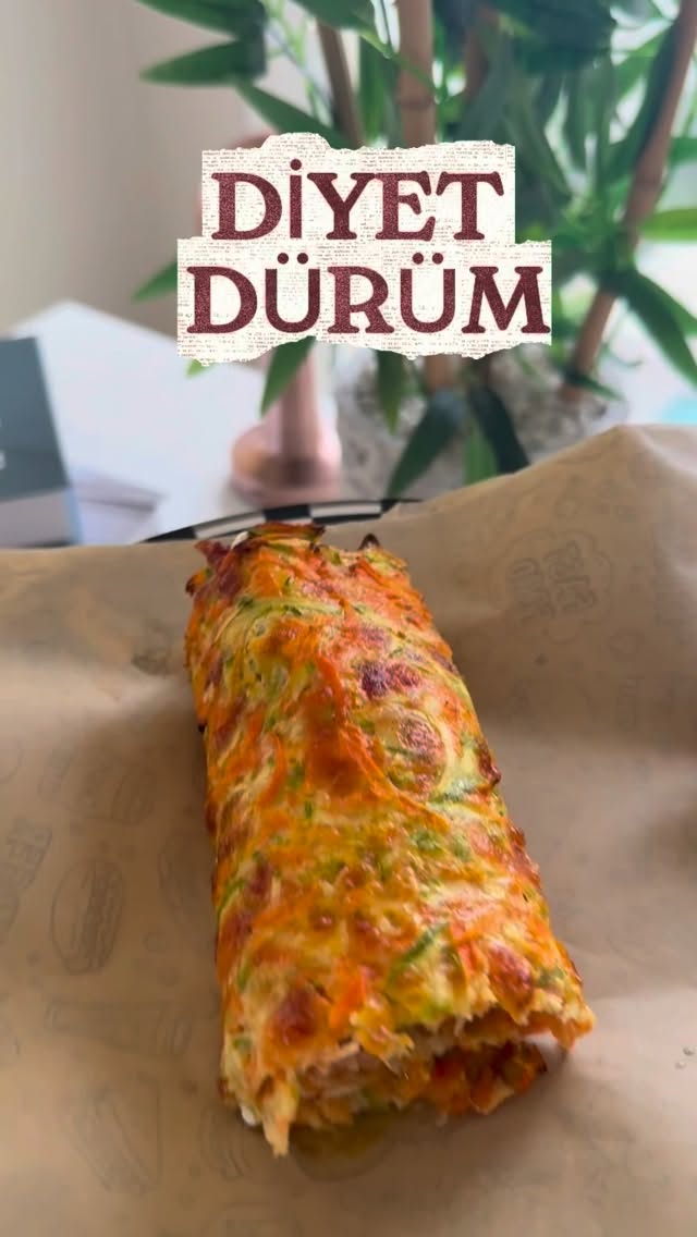 Diyet Dürüm sizlerle 😍 2 orta boy kabak ve 2 havuç rendeleyip üzerine 2 adet yumurta biraz tuz ve re…