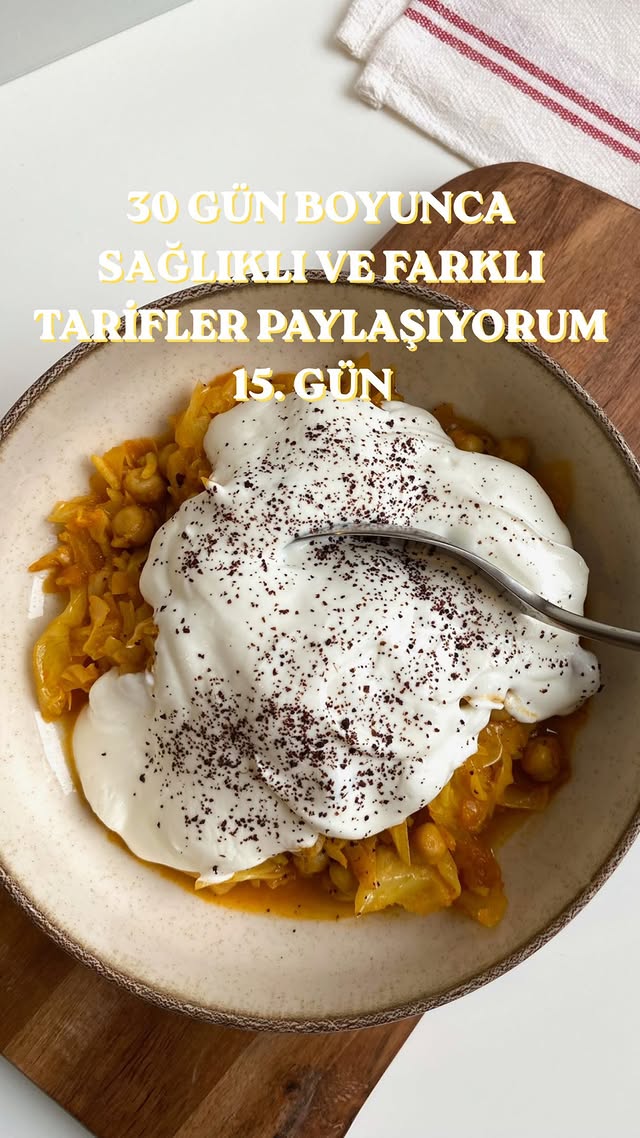 KÖRİLİ NOHUTLU LAHANA😋(düşük kalorili, doyurucu) 1 tatlı kaşığı tereyağı 1 yemek kaşığı zeytinyağı 1…