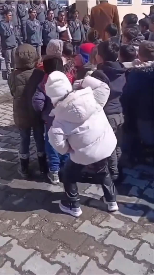 Küçük kız çocuğunun “Kabe’de Hacılar Hû Der Allah” ilahisi Sosyal medyada paylaşılan görüntülerde, k…