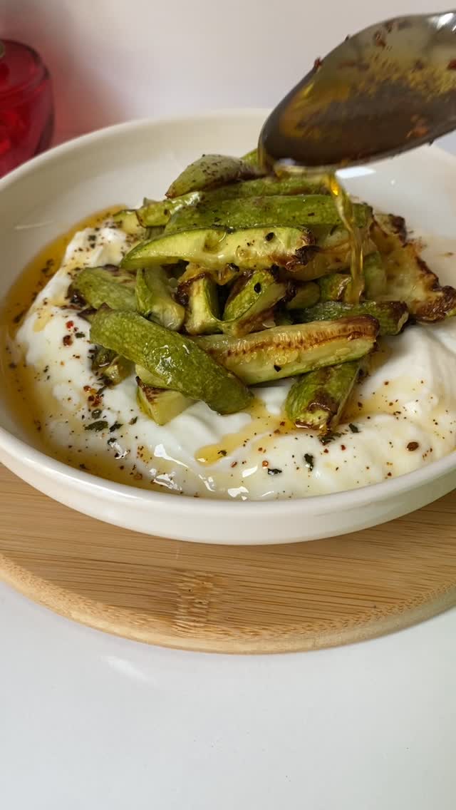 Diyetteysen bunu sende yap 2 adet kabağı parmak şeklinde doğra 🥒📏 • Çörek otu, sarımsak ve zeytinyağ…