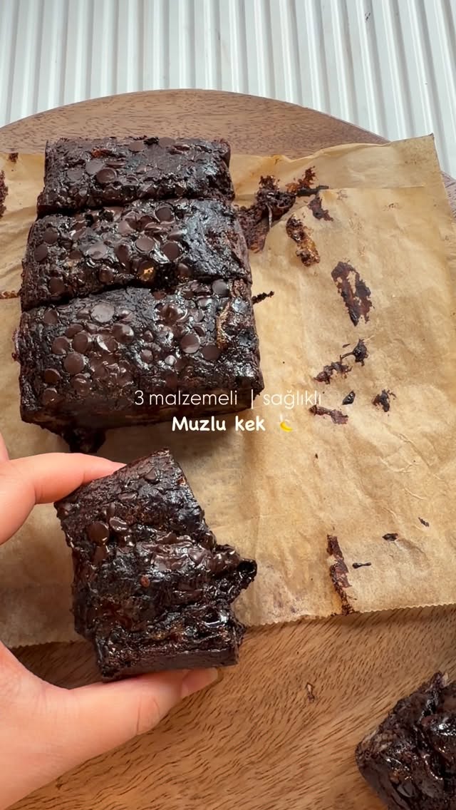 Un ve şeker olmadan sadece 3 malzeme ile kek yapıyoruz !! 🧁✨🍌 Malzemeler 3 olgun muz 3 yumurta 2 yem…
