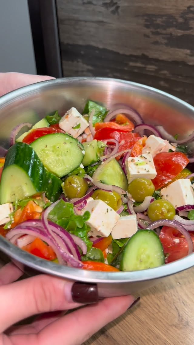 Греческий салат 🥗 огурец-1 шт перец болгарский-1 шт помидор-2 шт лук- 1/2 луковицы листья салата оли…