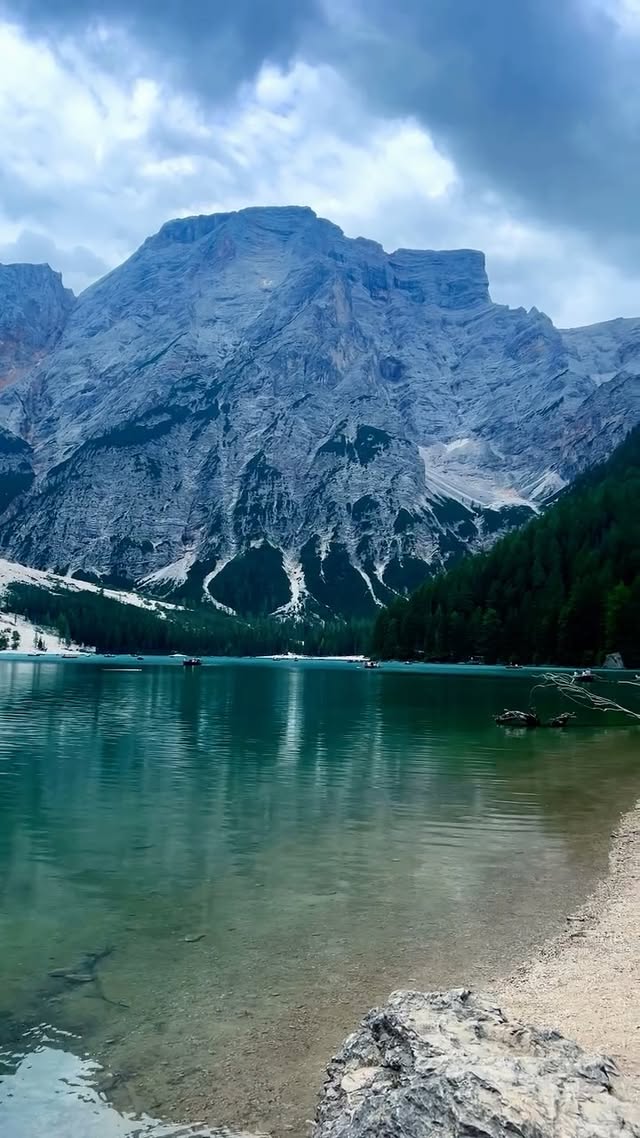 Who’s going for a swim? #beautifulview #hiking #nature #peaceful #lake