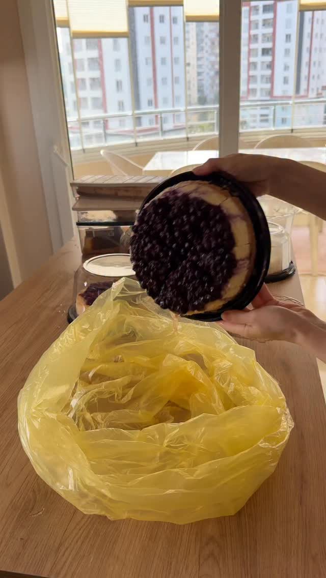 Saatlerce hazırladığım her şey gitti ama hayat da böyle değil mi zaten🥹 Bazen her şey dağılıyor, son…