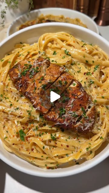 Garlic Parmesan chicken pasta ✨ Ingredients Chicken - 1.5 lbs chicken breast, cut in half - 1 tsp ro…