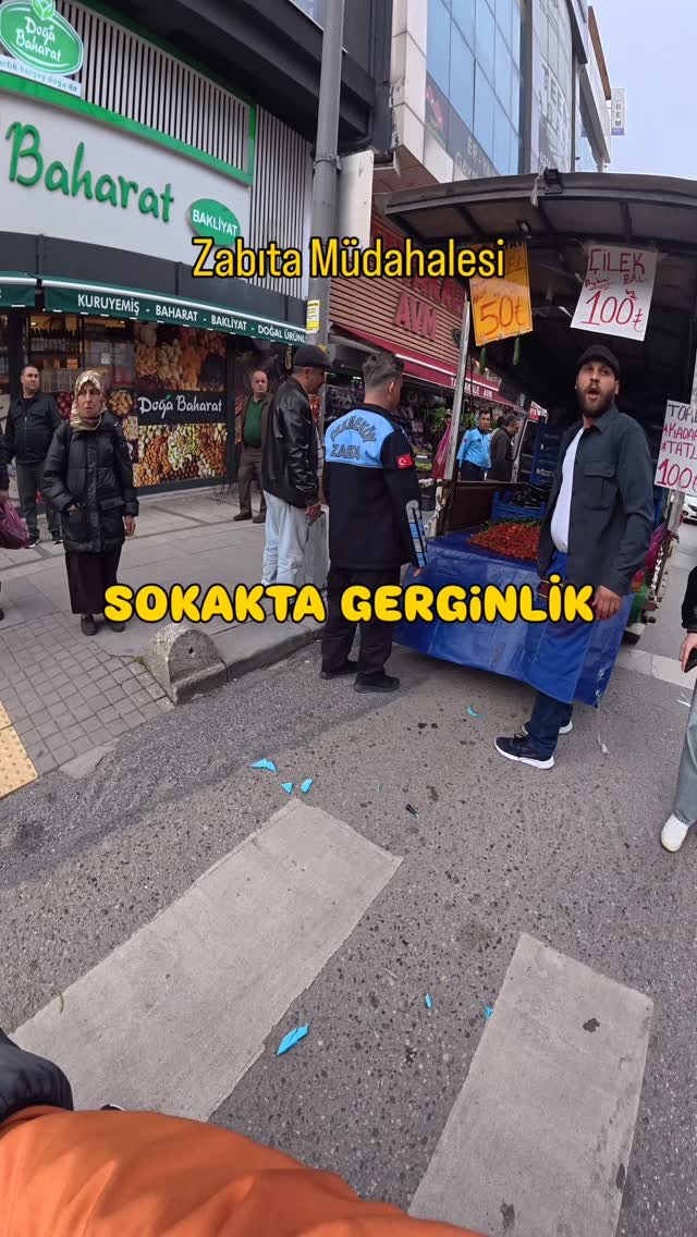 Sürüş sırasında denk geldiğim bir an: zabıta ile seyyar satıcılar arasında gerginlik. Videonun tamam…