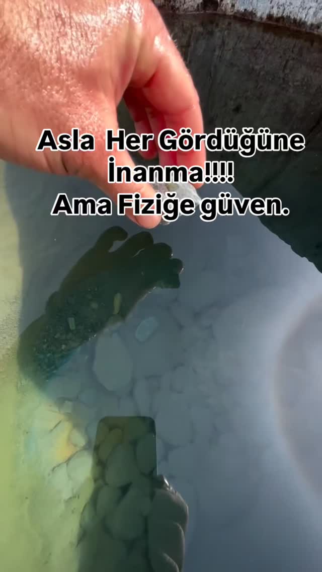 Gördüğün derinlik, gerçek derinlik mi? ​Bu videoda elindeki taşı suya bırakan kişi aslında bize opti…