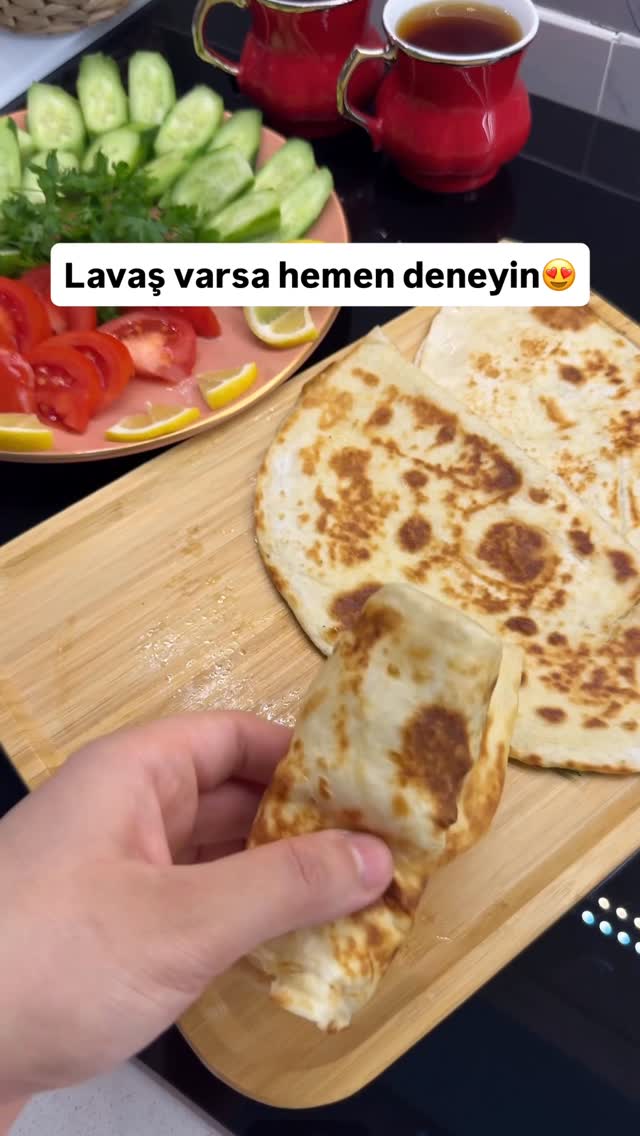 Pratik gözleme tarifimizi evinizde lavaş varsa mutlaka deneyin. 😍 Malzemeler: 1 paket Nimet Lavaş Ta…