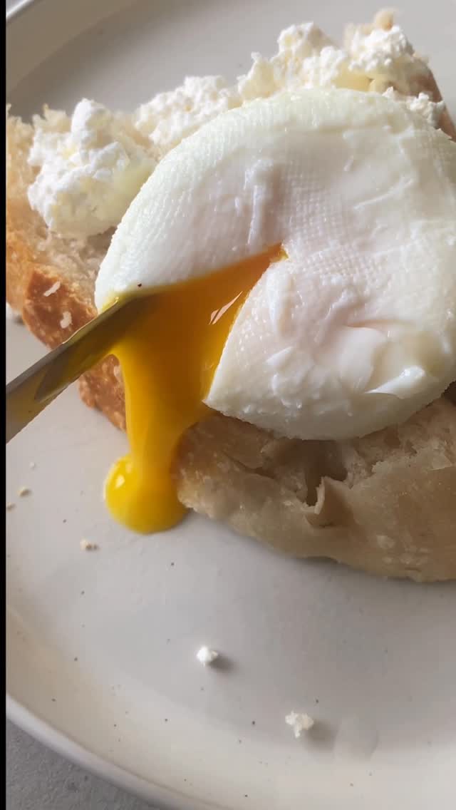 How to poach eggs the easy way 🍳👇🏻 Learn the best simple method to poach eggs the easy way, without …