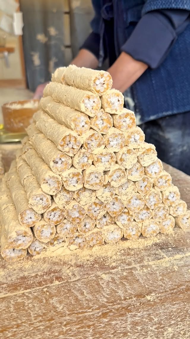 【130年以上の歴史を持つ伝統和菓子】 埼玉県熊谷市にある『五家寳本舗堀内製菓』 創業から130年以上 膨らませたもち米と水あめを練り固めた棒状の生地を香ばしいきな粉で包んだ伝統菓子「五家宝」が味わえ…