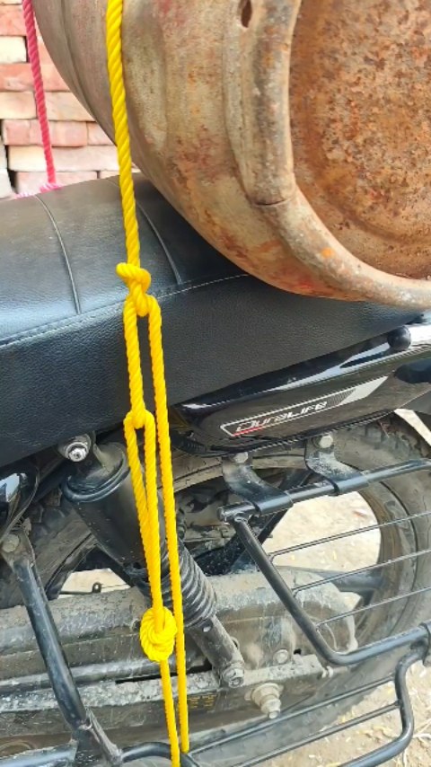 “Motorcycle Luggage Tie Down Tips – Strong & Safe Setup!”#diy #knots #hacks #tips #viralreels❤️