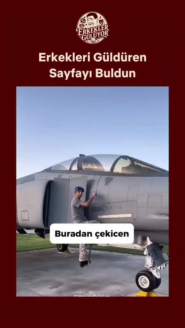 Bir askeri üste, devasa bir savaş uçağının önünde havalı bir poz vermeye çalışan askerin planları, k…