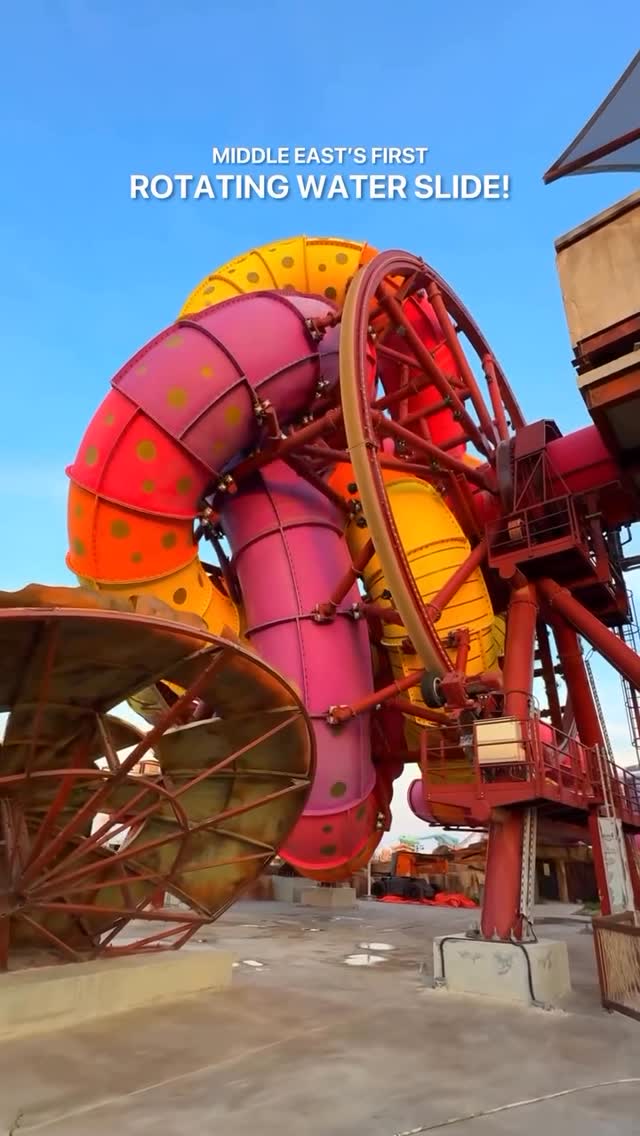 🎢🌀 Diversão Extrema: Conheça o Primeiro Escorregador de Água Rotatitvo do Mundo! ✨ Prepare-se para v…