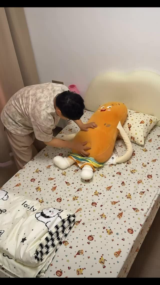 #當土豆抱枕取代了男朋友！ 這個手這樣放對嗎？？？！！！ 沒想到拍著拍著讓我在睡夢中安穩到不行 穩到又錯過了四堂課的時間 🔜 留言”🐮” 小編給您購買資訊📬 🔜 留言”🐮” 小編給您購買資訊📬 夾著睡…