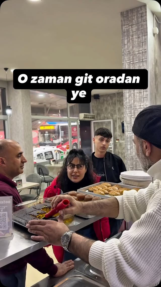 O zaman git orada ye. “Usta tavuk dürüm kaç para?” Buca deniz altın döner’de tavuk dürüm öğrenciye k…