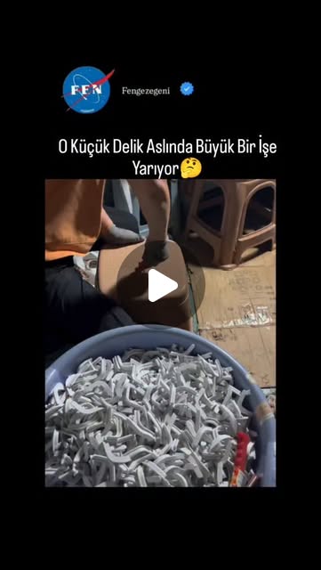 Plastik sandalyelerin ortasında gördüğünüz o küçük delik bir hata değil. Aslında tasarımın bilinçli …
