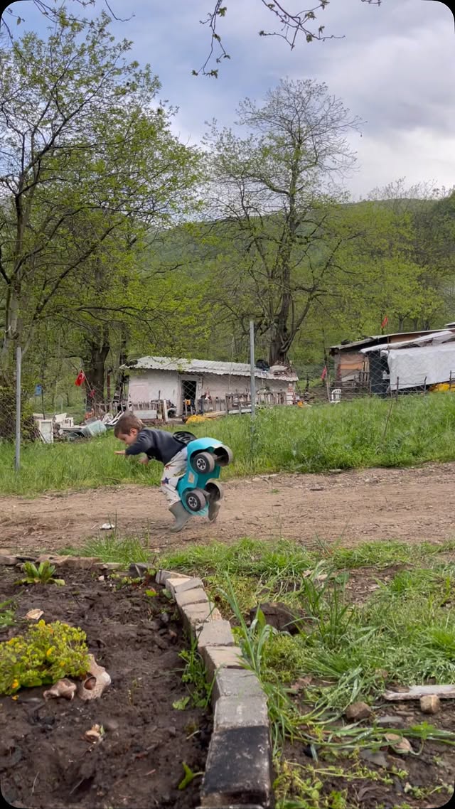 Videoyu izinsiz kullanmak yasaktır 🙏🏻 Anne gülme diyor bir de dndhdndjndnsn Bu arada düşe kalka Yapı…