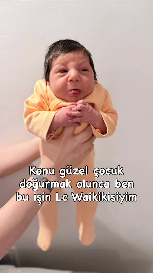 Oysa doğduğunda dünyanın en güzel çocuğunu doğurmuş gibi hissediyordum 😂💞