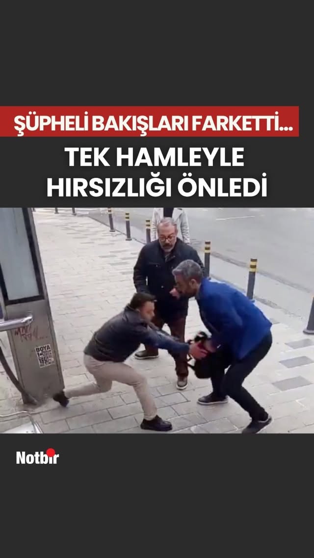 Otobüs durağında oturan bir adam, etrafındaki şüpheli bakışları fark edince durumu hemen kavradı. Ya…