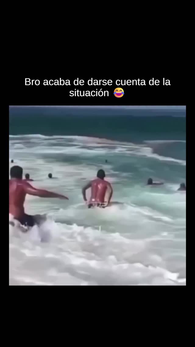 El video captura una escena dramática y llena de energía en una playa abarrotada, mientras una ola m…