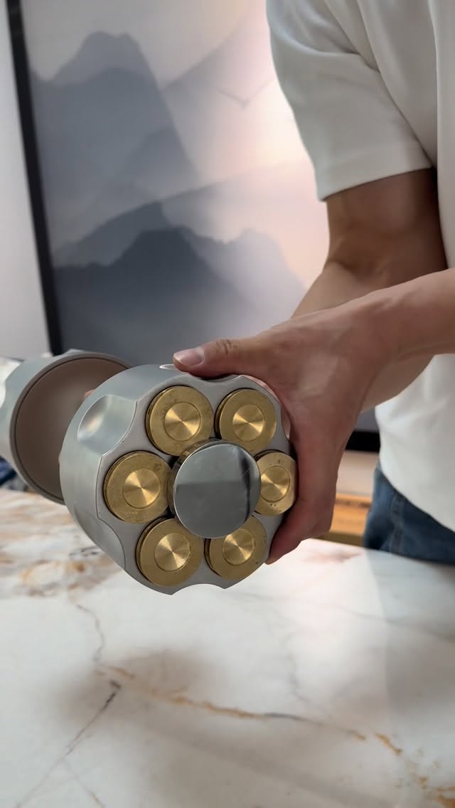 We’ve named this dumbbell the “Revolver Dumbbell.”This dumbbell is our company’s entirely new patent…