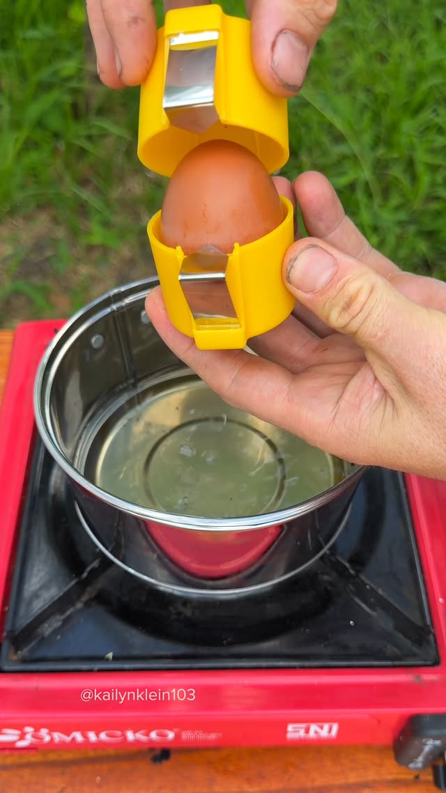 Faster way to crack an egg #lifehack #tool #satisfying