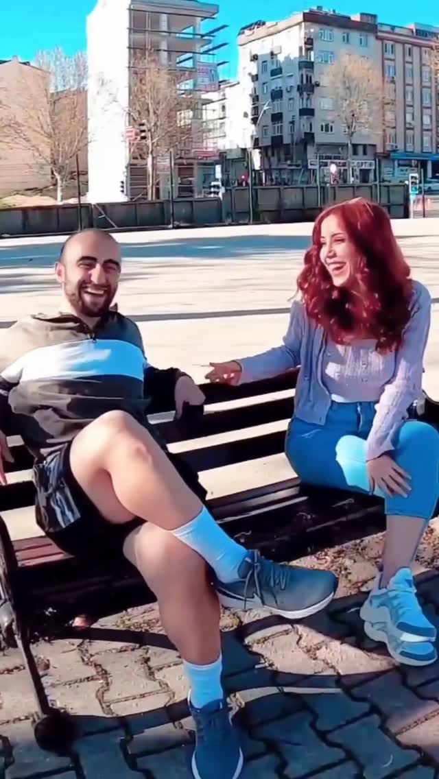 Kızlar böyle takla atıyor, ya erkekler? 🤸‍♂️ Kızların takla atışıyla erkeklerin takla atışı arasında…