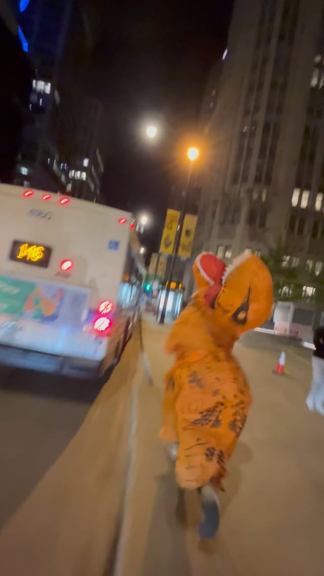 CATCH THAT BUS🚌🏃🏾‍♂️💨💨💨 . . . YouTube @ SidequestTre🦖 #catchthattrain #commuterlife #citylife #commu…