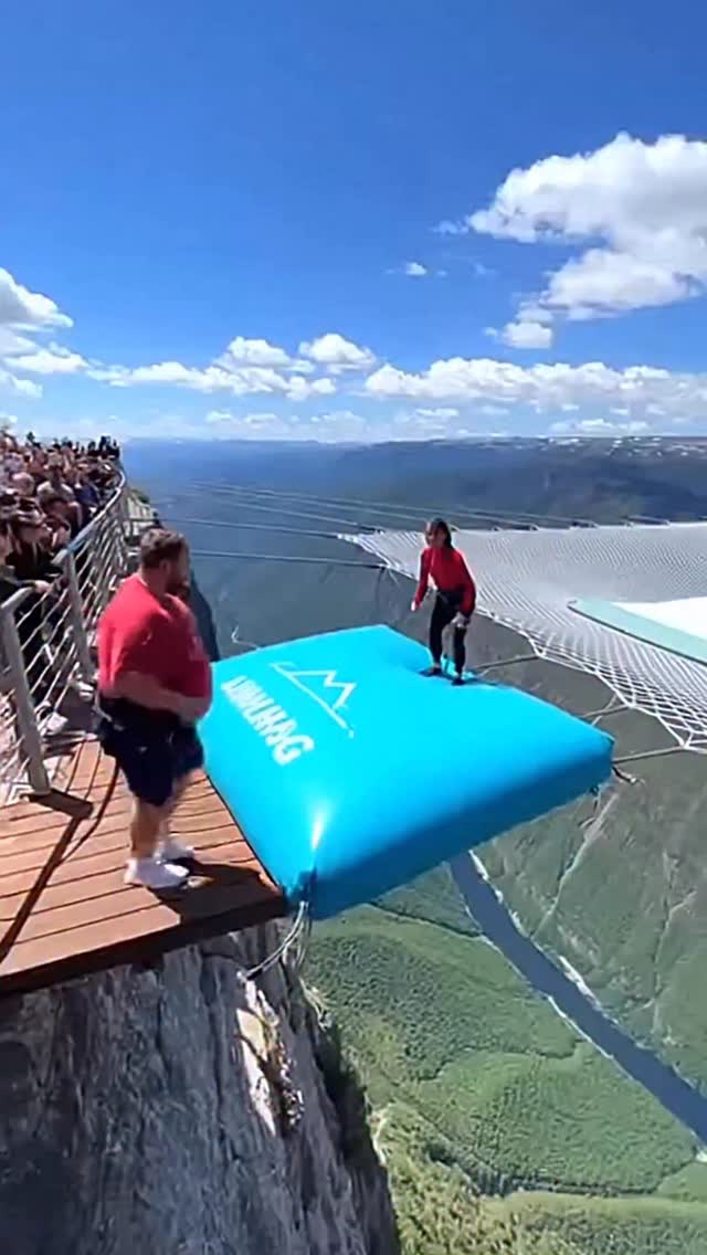 Cliff Airbag is wild! 😱🔥Guy jumps, girl flies! #ScaryRide #TravelWonder #adventureenthusiasts