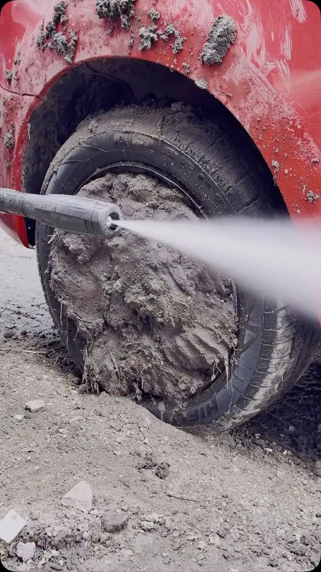 Wow das Auto sieht aus als hätte es bei der Baja 1000 mitgemacht💀🤢 #detailing #satisfyingasmr #satis…