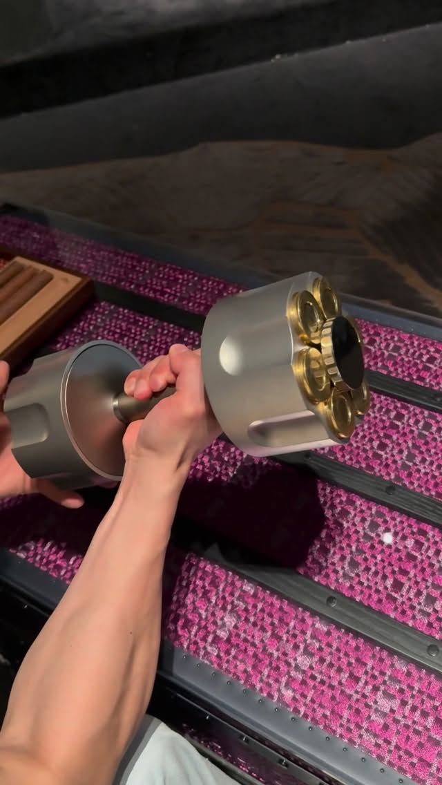 Salucia Rotary Dumbbells Twist the dial, block out all distractions Dive into training, hear nothing…