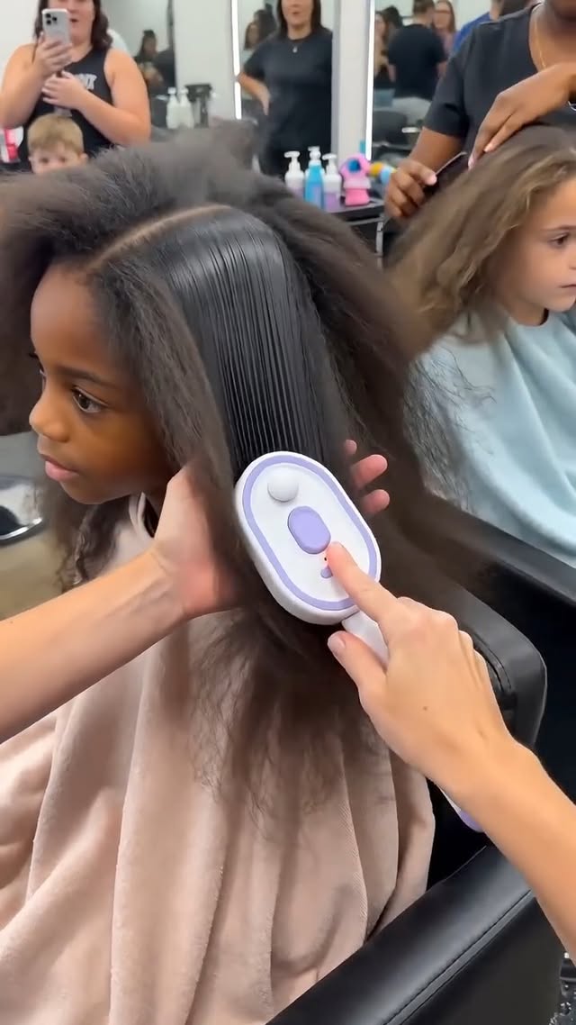 Spray while combing, with a red light mode, and it can also be cleaned with one button. It's really …