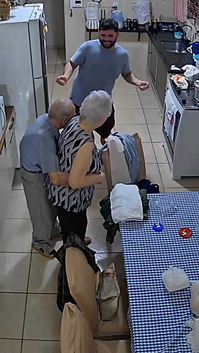 O amor voltou a aquecer essa casa. Mal chegamos em casa e, do jeito dele, aos trancos, resmungando, …