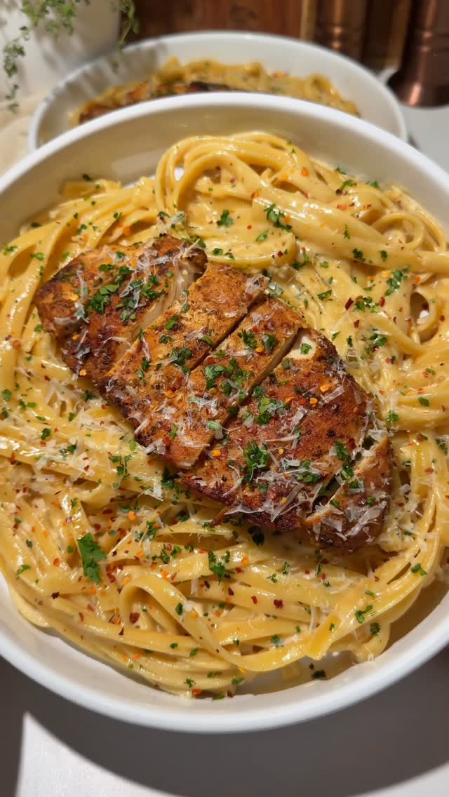 Garlic Parmesan chicken pasta ✨ Ingredients Chicken - 1.5 lbs chicken breast, cut in half - 1 tsp ro…