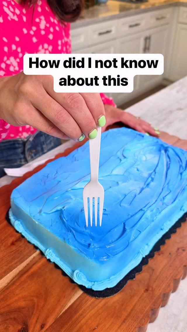 Best way to slice and serve a sheet cakes for parties 🎂✨#cakes #birthdaycake #sheetcake #birthdaypar…
