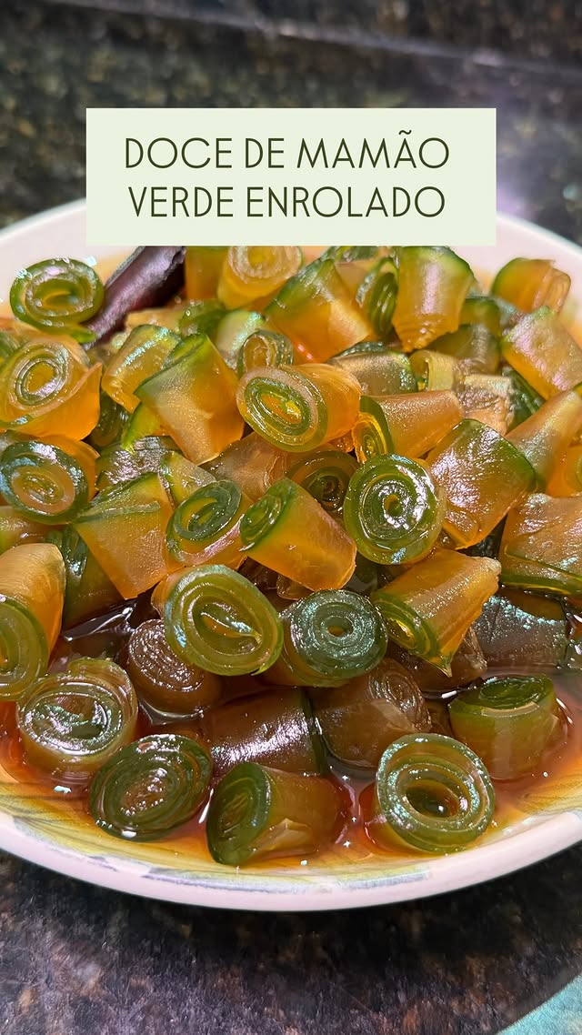 DOCE DE MAMÃO VERDE ENROLADO INGREDIENTES: - 1 mamão verde (sem sementes) 700g - 500g de açúcar cris…