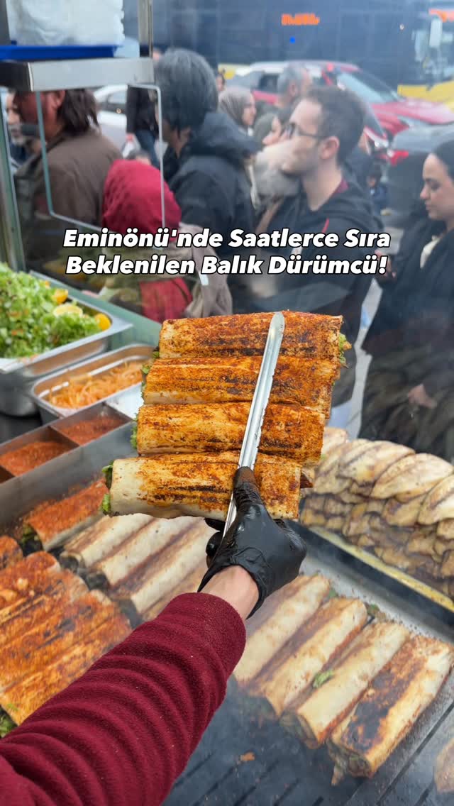 Eminönü'nde yerli ve yabancı turistlerin saatlerce sıra beklediği meşhur balık dürümü yemek için @ta…