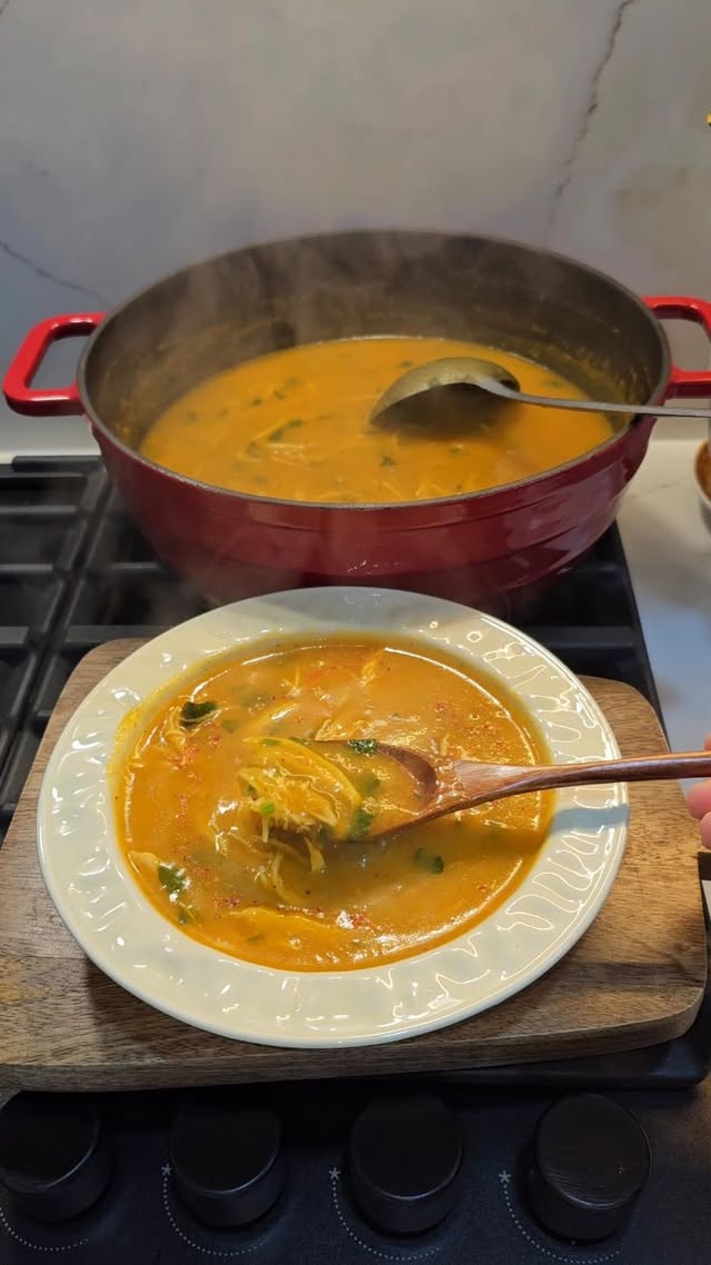 Chicken soup Follow me @xwardni.khayal For more recipes Kurdish Arabic English سوپی مریشک بەشێوازێکی…